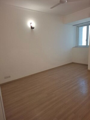 Room in 2 BHK Apartment at DLF Regency Park I, Dlf Phase iv – for Rent