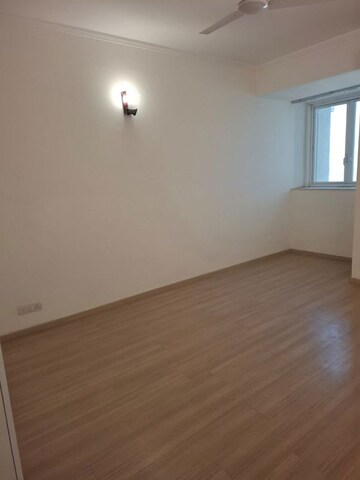 Room in 2 BHK Apartment at DLF Regency Park I, Dlf Phase iv – for Rent