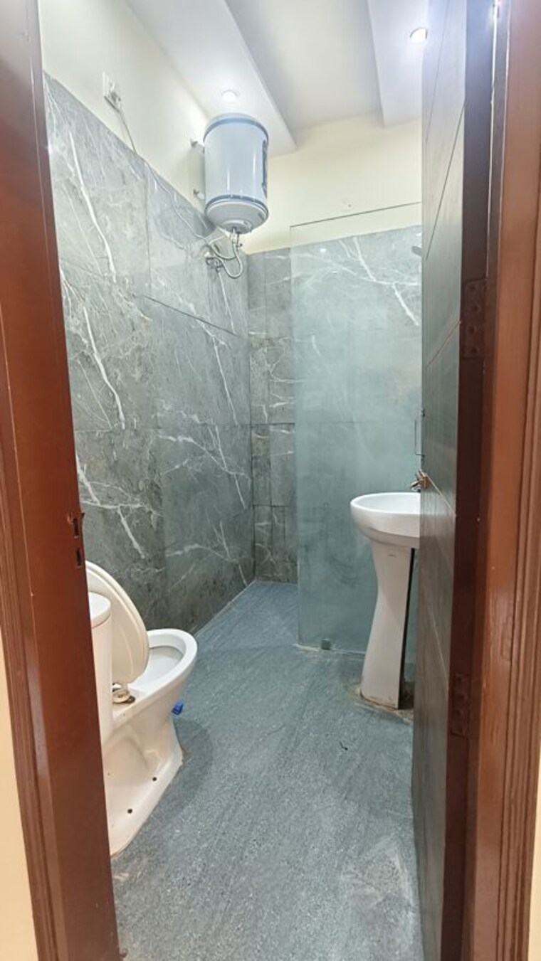 Bathroom, kharar mohali road 2 Bedroom 900 Sq.Ft. Apartment In Kharar Mohali Road Kharar 9727061