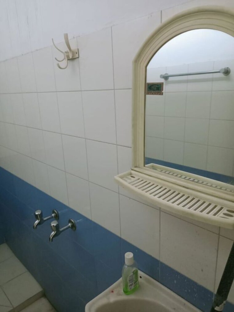 Bathroom, vineet khand Pg For Girls In Vineet Khand 9727448