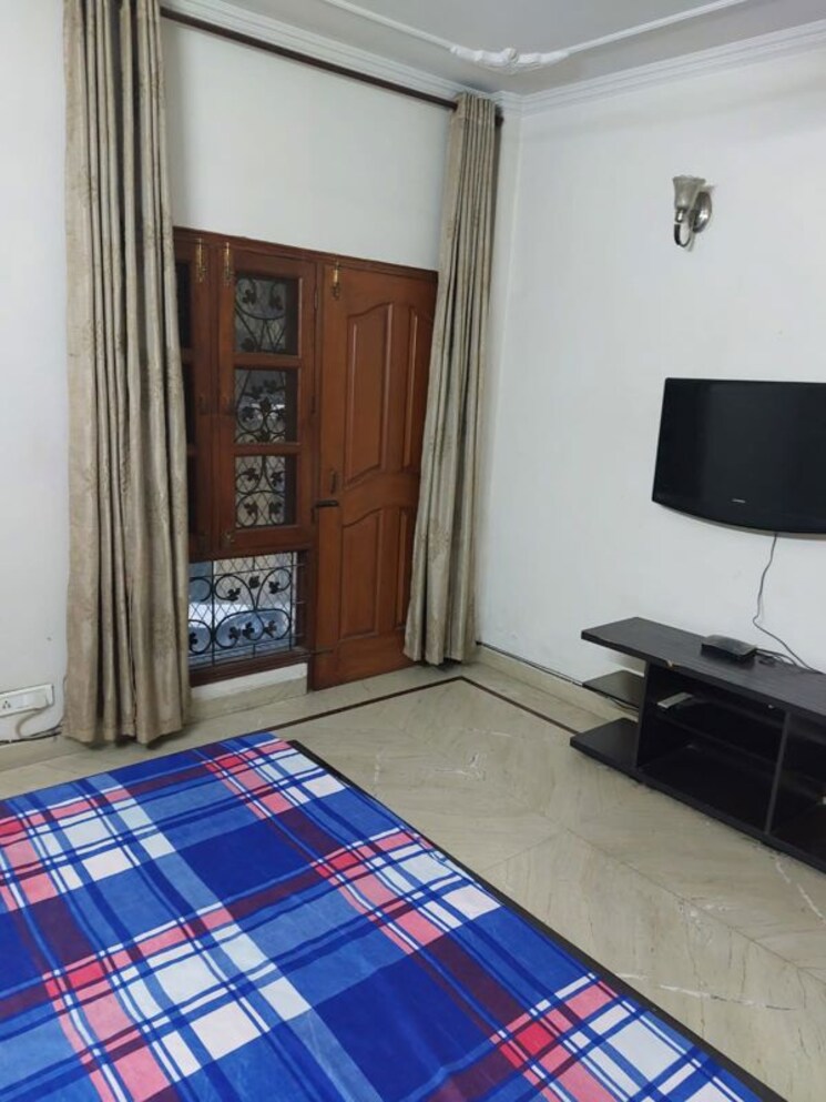 Bedroom, east of kailash 3 Bedroom 125 Sq.Yd. Builder Floor In East Of Kailash Delhi 9727504