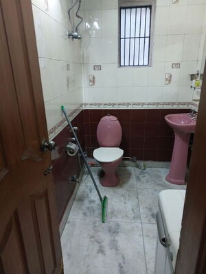 Team Area in 3 BHK Builder Floor at East Of Kailash – for Rent