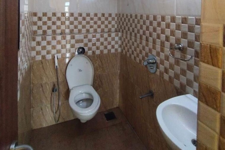 Bathroom, sethia-grandeur 2 Bedroom 687 Sq.Ft. Apartment In Bandra East Mumbai 9727506