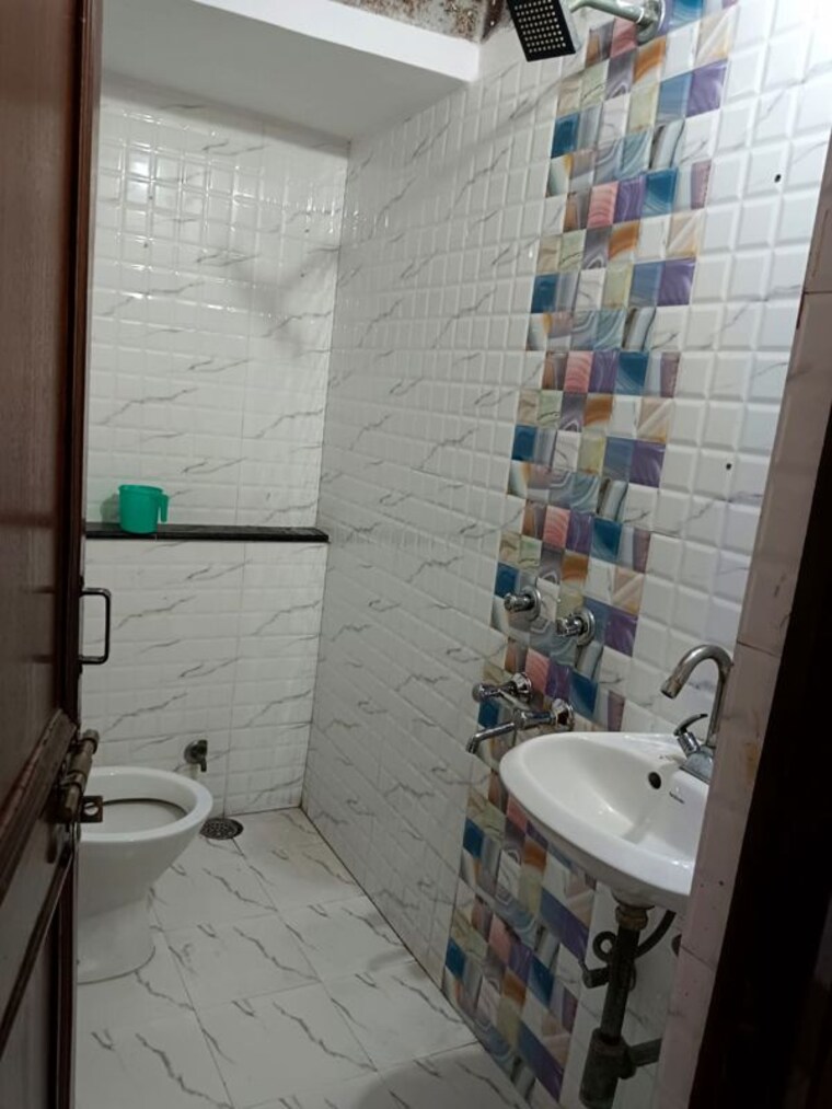 Bathroom, dayanand colony 2 Bedroom 1099 Sq.Ft. Builder Floor In Dayanand Colony Delhi 9727447