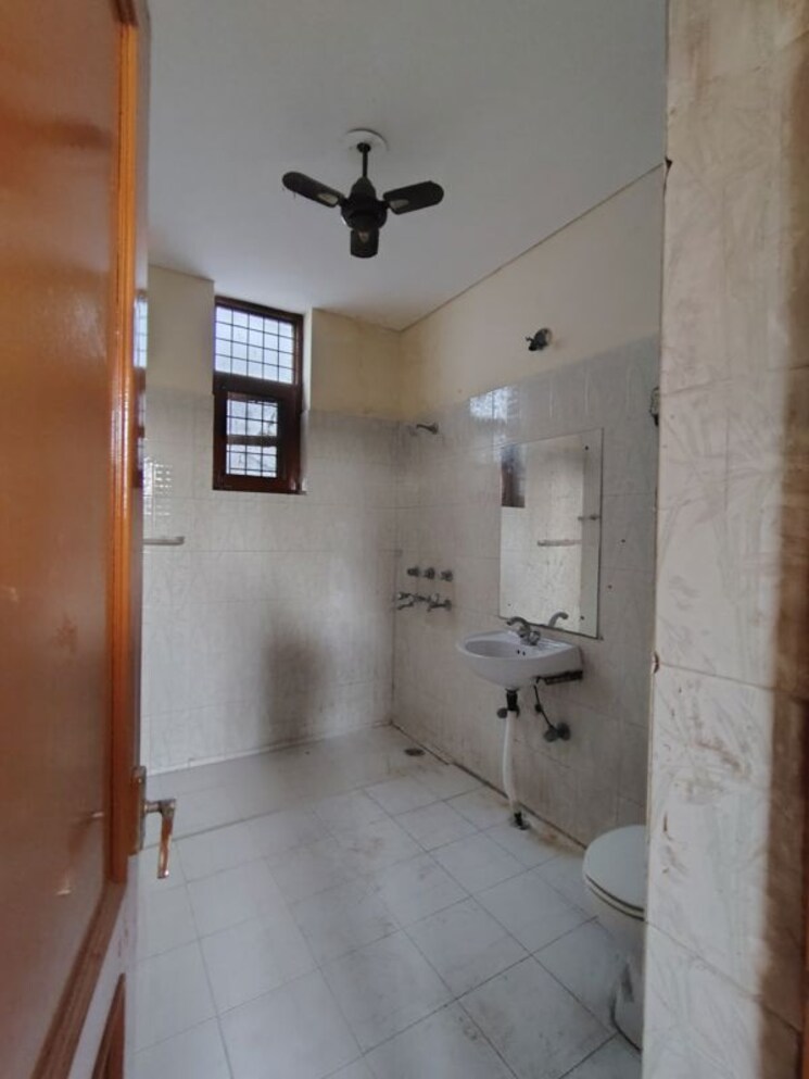 Bathroom, palam vihar 3 Bedroom 500 Sq.Yd. Builder Floor In Palam Vihar Gurgaon 9727737