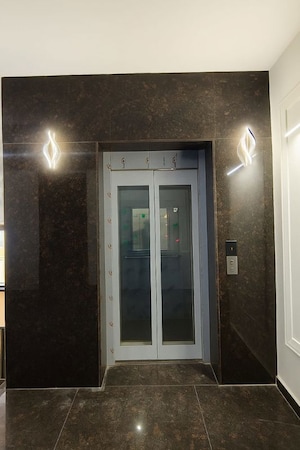 Building Lobby in 1 BHK Builder Floor at Sector 42 – for Rent