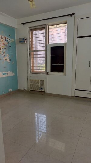 Room in 2 BHK Apartment at Unitech Fresco, Sector 50 – for Rent