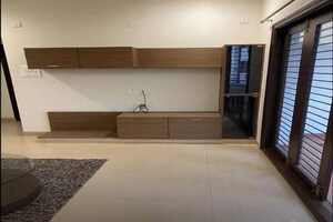 Room in 2 BHK Apartment at Andheri CHS, Andheri West – for Rent