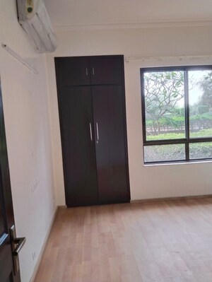 Room in 3 BHK Apartment at Unitech Fresco, Sector 50 – for Rent