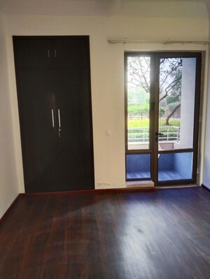 Room in 3 BHK Apartment at Unitech Fresco, Sector 50 – for Rent