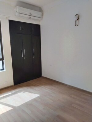 Room in 3 BHK Apartment at Unitech Fresco, Sector 50 – for Rent