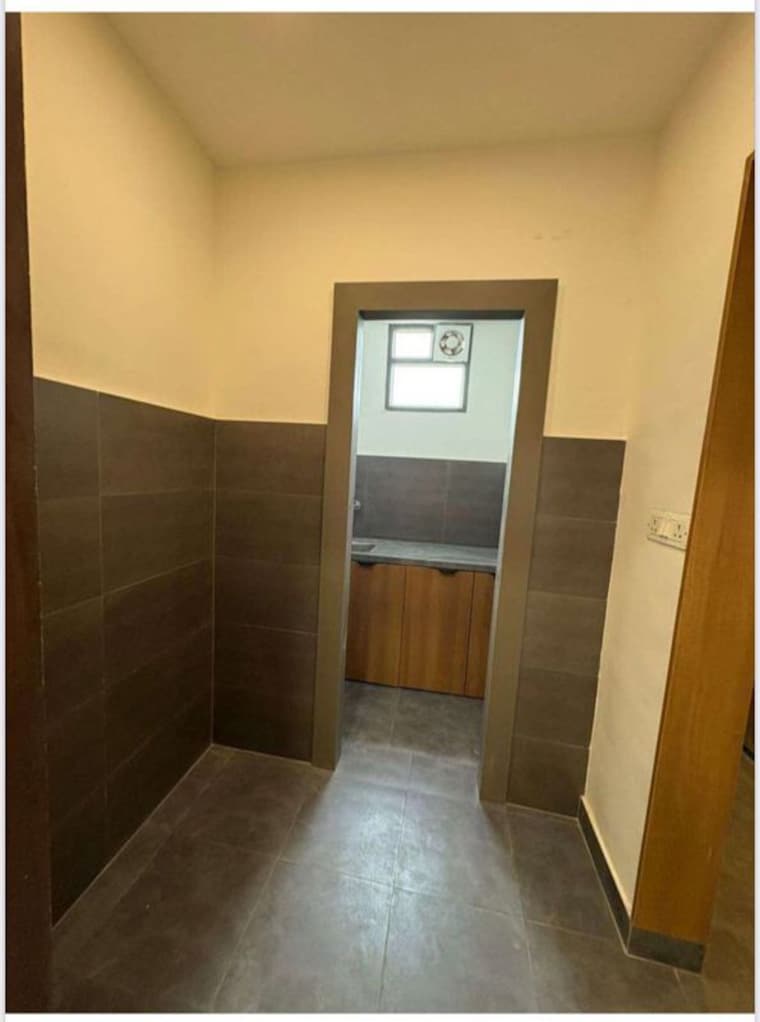 Room, sector 66 Commercial Office Space 4000 Sq.Ft. In Sector 66 Noida 9727942