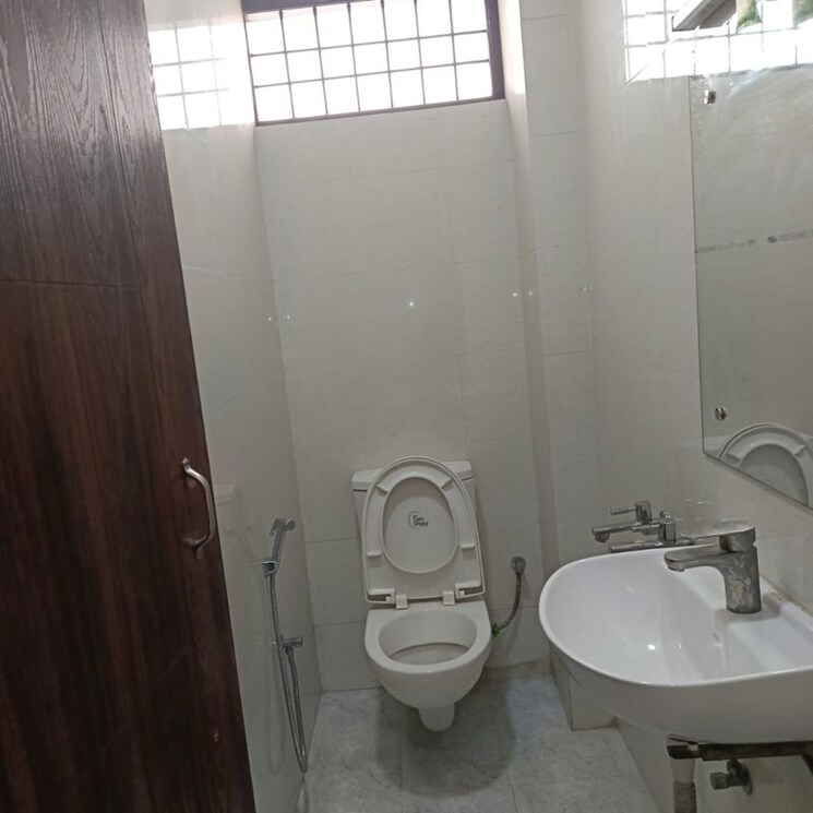 Bathroom, huda-market 1 Bedroom 100 Sq.Yd. Builder Floor In Sector 31 Gurgaon 9728015