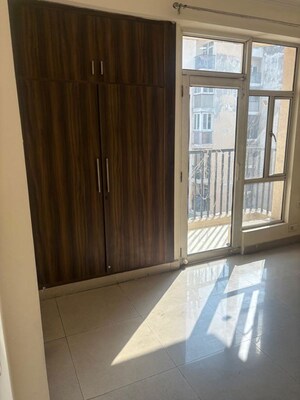 Room in 3.5 BHK Apartment at Gaur City 1st Avenue, Sector 4 Greater Noida – for Rent