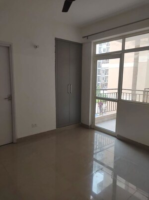 Room in 2 BHK Apartment at Suncity Avenue 76, Sector 76 – for Rent