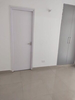 Room in 2 BHK Apartment at Suncity Avenue 76, Sector 76 – for Rent