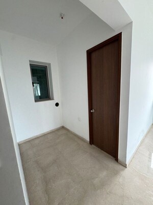 Room in 3 BHK Apartment at Kalpataru Immensa, Kolshet Road – for Rent