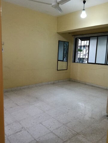 Room in 3 BHK Apartment at Bandra West – for Rent