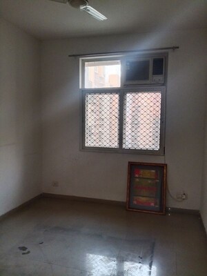 Room in 2 BHK Apartment at Mahagun Mywoods II, Sector 16c Greater Noida – for Rent