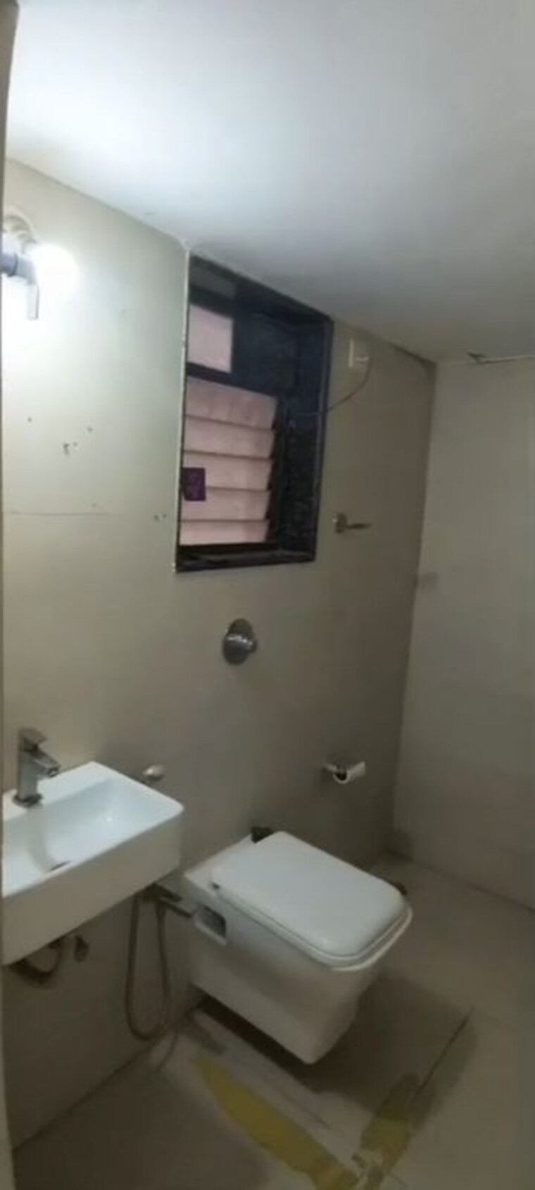 Bathroom, narayan-niwas-vile-parle-east 1 Bedroom 500 Sq.Ft. Apartment In Vile Parle East Mumbai 9728296