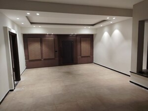 Room in 6+ BHK Villa at Sector 44 – for Rent