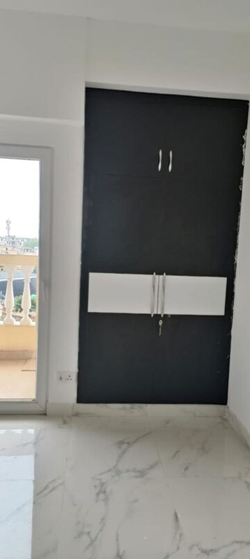 Furnished Amenities in 3 BHK Apartment at Purvanchal Royal City II, Chi V Greater Noida – for Rent