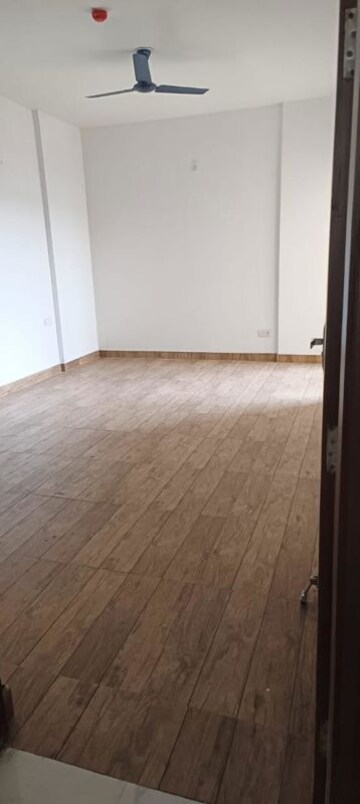 Room in 3 BHK Apartment at Purvanchal Royal City II, Chi V Greater Noida – for Rent