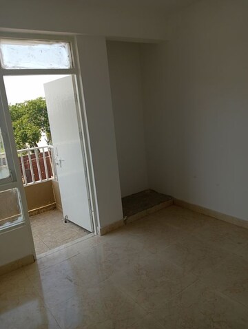 Room in 3 BHK Apartment at Vashisht Heights, Sector 87 – for Rent