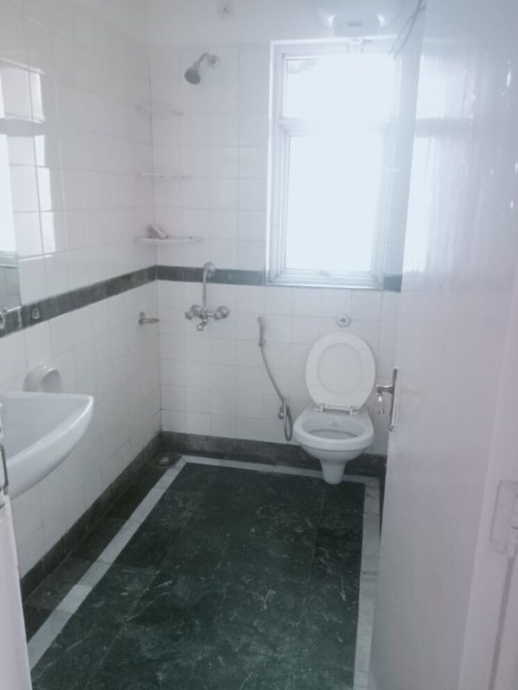 Bathroom, dlf-regency-park-i 2 Bedroom 1150 Sq.Ft. Apartment In Dlf Phase iv Gurgaon 9728371