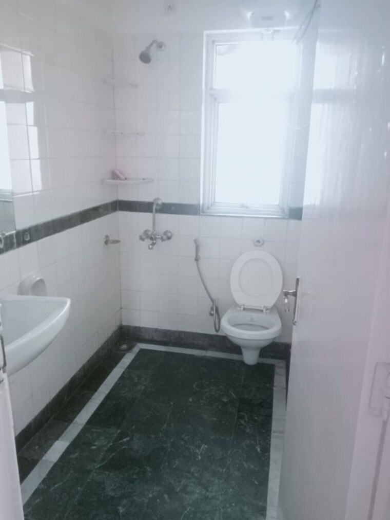 Bathroom, dlf-regency-park-i 2 Bedroom 1150 Sq.Ft. Apartment In Dlf Phase iv Gurgaon 9728371