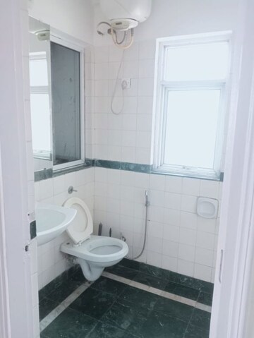 Attached Bathroom in 2 BHK Apartment at DLF Regency Park I, Dlf Phase iv – for Rent