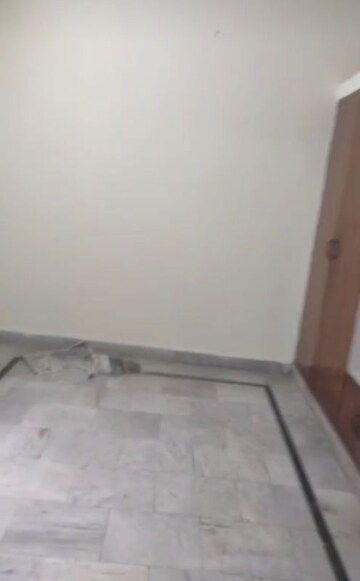 Room in 2 BHK Builder Floor at Sector 27 – for Rent