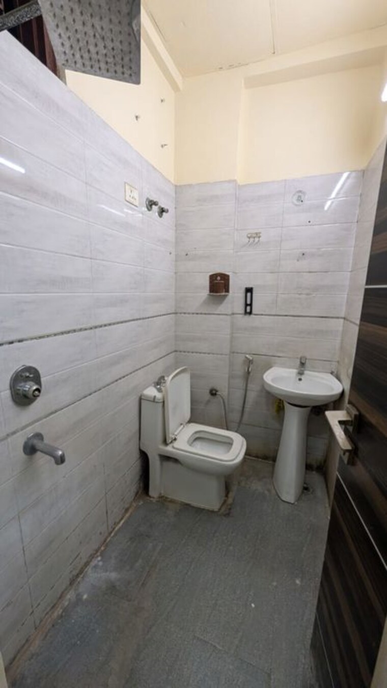 Bathroom, shakti khand 3 Bedroom 1425 Sq.Ft. Builder Floor In Shakti Khand Ghaziabad 9728482