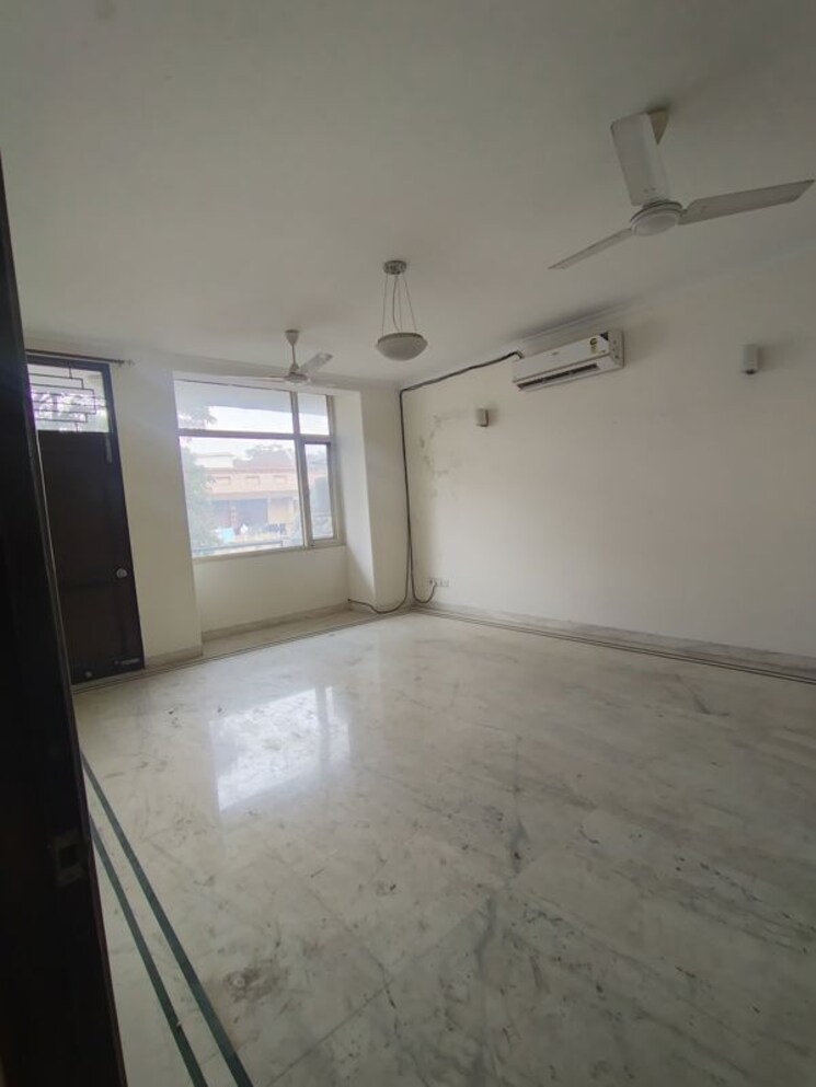Room, kalkaji 3 Bedroom 2700 Sq.Ft. Builder Floor In Kalkaji Delhi 9728501