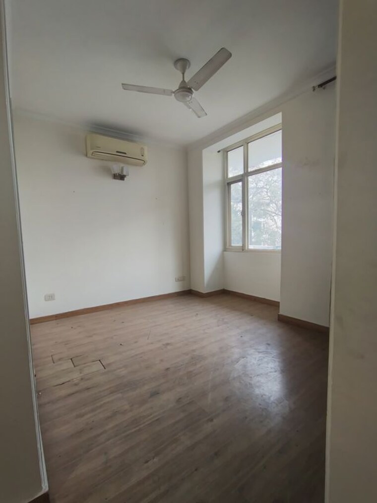 Room, kalkaji 3 Bedroom 2700 Sq.Ft. Builder Floor In Kalkaji Delhi 9728501