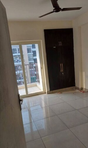 Room in 3 BHK Apartment at Panchsheel Greens II, Sector 16 Greater Noida – for Rent