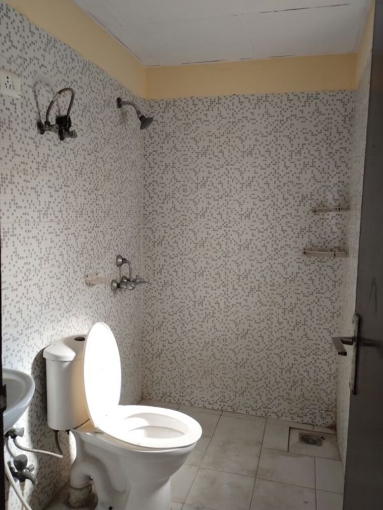 Bathroom, sector 37 3 Bedroom 1620 Sq.Ft. Builder Floor In Sector 37 Faridabad 9728503