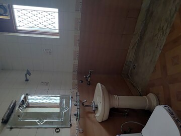 Bathroom in 3 BHK Builder Floor at S S Southend, Sector 49 – for Rent
