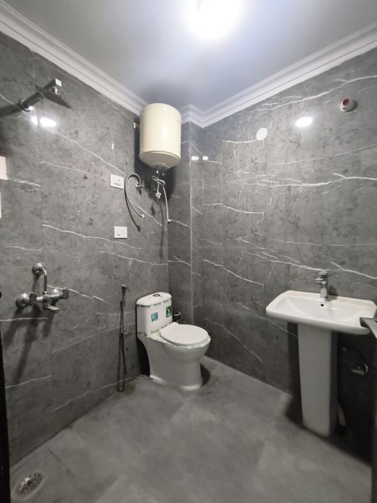 Bathroom, neb sarai 1 Bedroom 450 Sq.Ft. Builder Floor In Neb Sarai Delhi 9728585