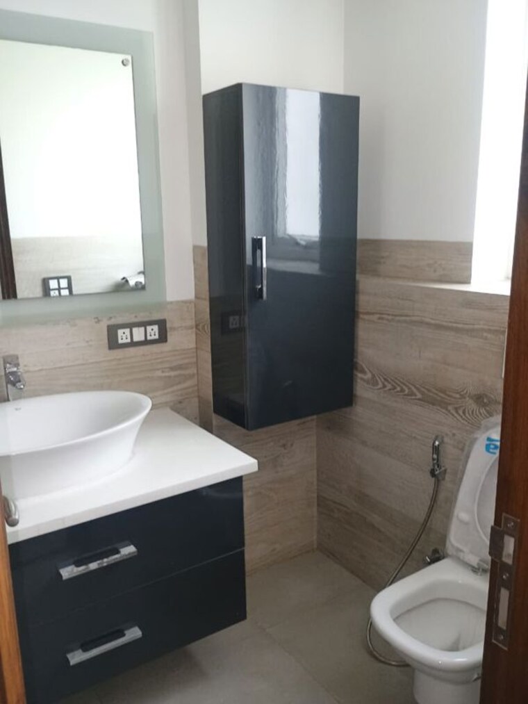 Bathroom, unitech-nirvana-country-cedar-crest 3.5 Bedroom 360 Sq.Yd. Builder Floor In Sector 50 Gurgaon 9728636