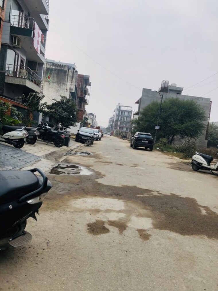  Parking, sector 24 3 Bedroom 250 Sq.Yd. Builder Floor In Sector 24 Panipat 9728684