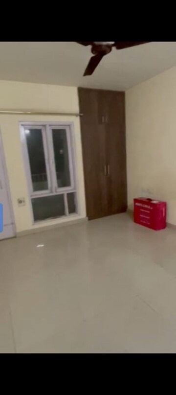 Room in 3 BHK Apartment at Yamuna Bulding, Gomti Nagar – for Rent
