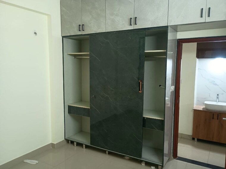 Room, sector 14 dwarka 2 Bedroom 1200 Sq.Ft. Apartment In Sector 14 Dwarka Delhi 9728764