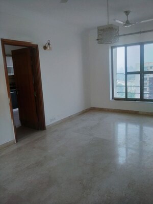 Room in 3 BHK Builder Floor at Smart World Orchard, Sector 61 – for Rent