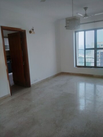 Room in 3 BHK Builder Floor at Smart World Orchard, Sector 61 – for Rent