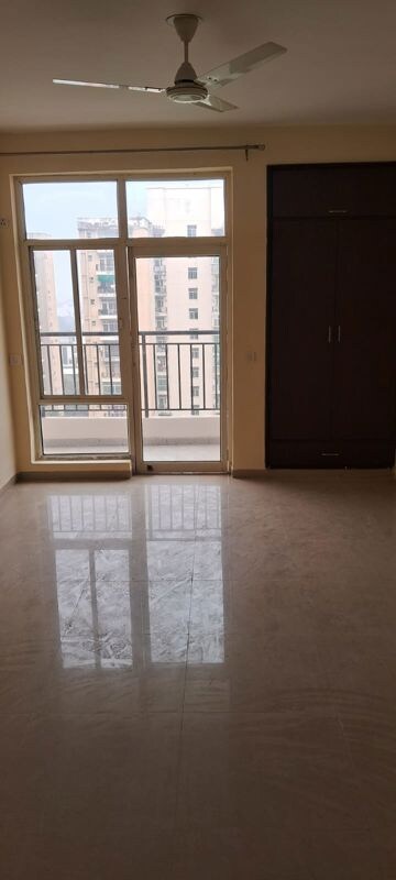 Room in 2 BHK Apartment at Omaxe R2, Gomti Nagar – for Rent