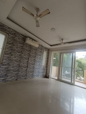 Room in 2.5 BHK Apartment at Emaar MGF Emerald Hills, Sector 65 – for Rent