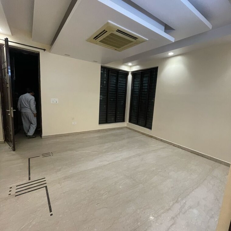 Room, sector 21c 4 Bedroom 350 Sq.Yd. Builder Floor In Sector 21c Faridabad 9728865