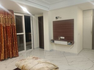 Room in 3 BHK Builder Floor at Sector 51 – for Rent