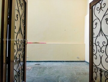 Room in 4 BHK Builder Floor at Sarvodaya Enclave – for Rent